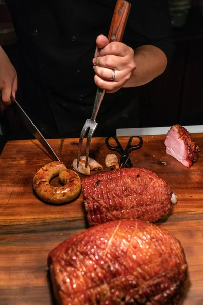 Chef cortando salchichas a la parrilla de Alemania en el restaurante —  Fotos de Stock
