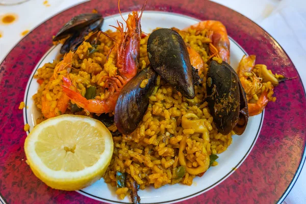 Culinária espanhola famosa açafrão arroz de frutos do mar Paella — Fotografia de Stock