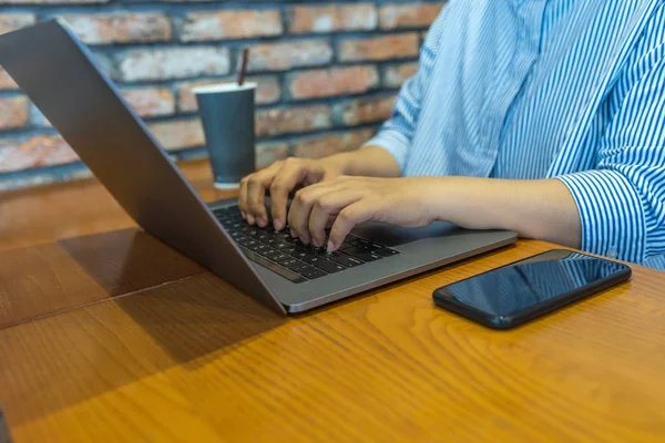 Närbild foto av kvinnlig hand skriva laptop tangentbord på bordet — Stockfoto