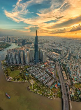 Gün batımında Saigon ufuk çizgisinin destansı şehir manzarası fotoğrafı