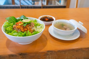 Geleneksel Vietnam domuz çorbası, sebzeli ve otlu.