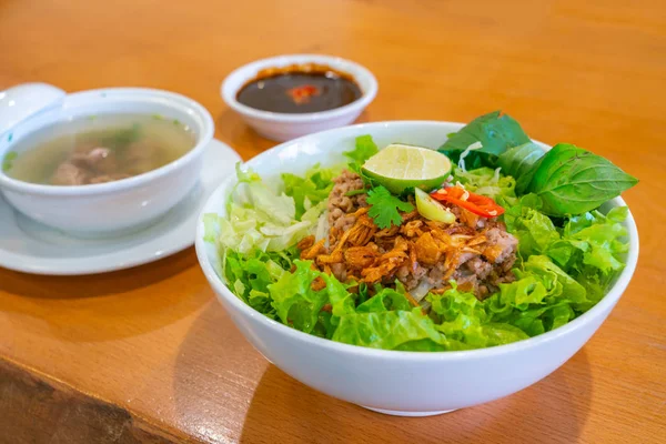 Vietnamese traditionele keuken varkensvlees noodle soep met groenten en kruiden — Stockfoto