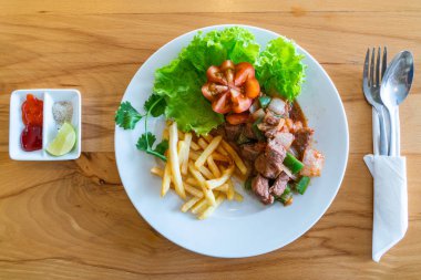 Lezzetli kızarmış et ve patates kızartması ile sebze. 