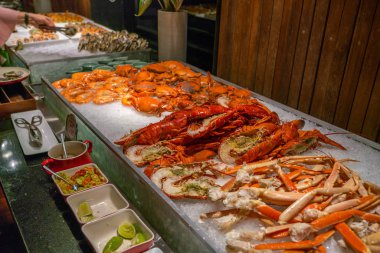 Deniz ürünleri restoranında taze pişmiş ıstakoz ve yengeç yığını.