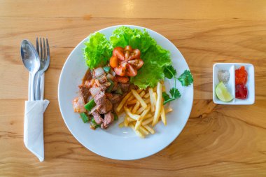 Beyaz tabakta kızarmış sığır eti. 