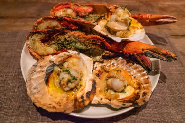 Lezzetli ızgara ıstakoz ve deniz ürünleri restoranında istiridye.