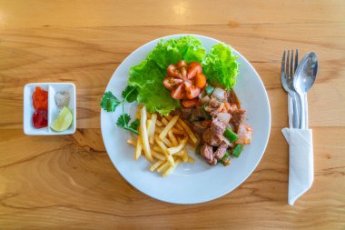 Lezzetli kızarmış biftek ve beyaz tabakta patates kızartması.