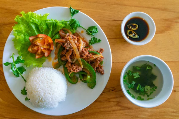 Délicieuse cuisine asiatique bœuf frit aux légumes et soupe — Photo
