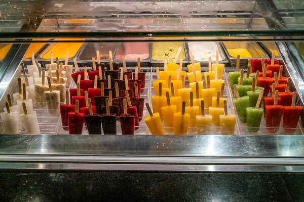 Цветной фруктовый лед и мороженое в морозилке
