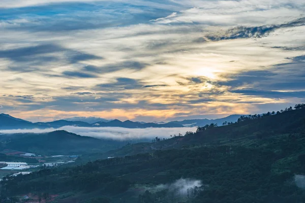 Hermoso cielo nublado crepuscular y valle brumoso en Da Lat —  Fotos de Stock