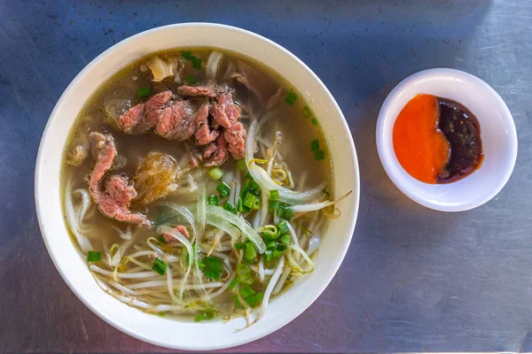 Νόστιμο παραδοσιακό βιετναμέζικο δημοφιλές τοπικό φαγητό -Pho βοείου κρέατος noodle — Φωτογραφία Αρχείου