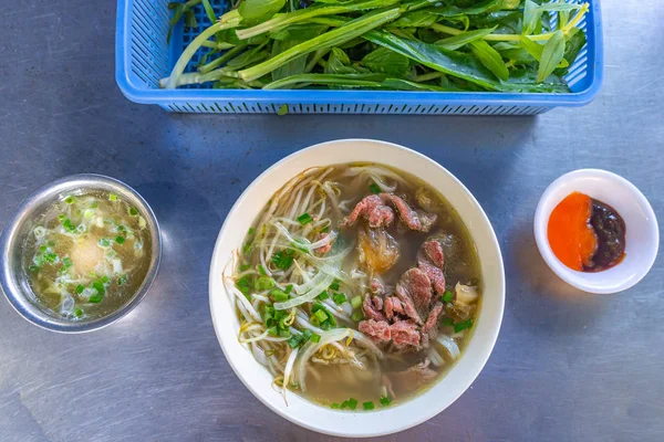 Foto vista superior de la deliciosa cocina vietnamita sopa de fideos Pho —  Fotos de Stock