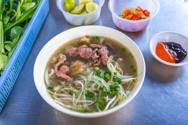 Deliciosa cocina local vietnamita - sopa de fideos de ternera Pho — Foto de Stock