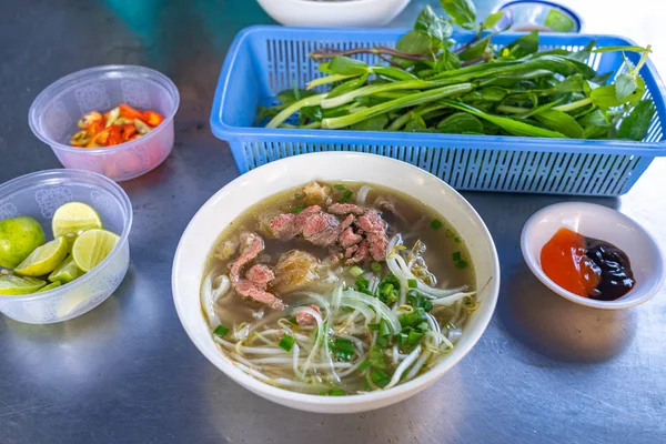 Vietnamees lokaal voedsel- Pho beef noodles soep geserveerd met groenten — Stockfoto