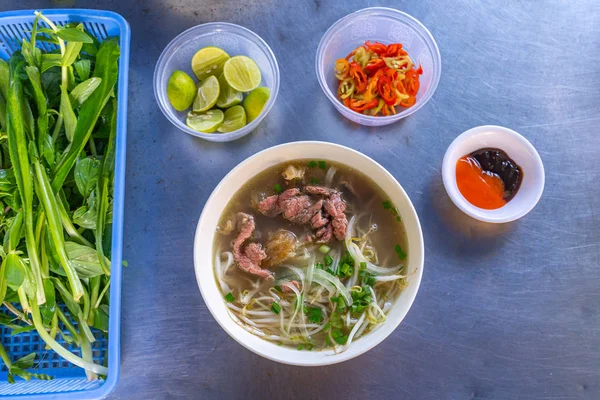Vietnamese beroemde schotel, Pho beef noodle soep en groenten — Stockfoto
