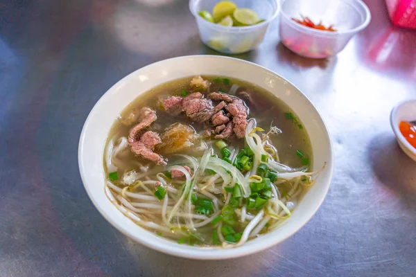 Tazón de sopa de fideos Pho locales vietnamitas y brote de frijol — Foto de Stock