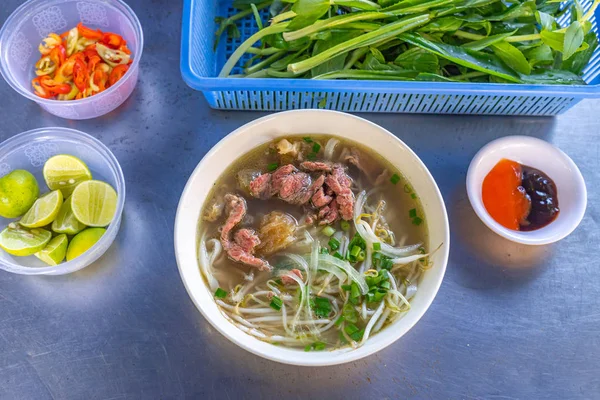 Sopa vietnamita de fideos Pho servida con verduras y brotes de frijol — Foto de Stock