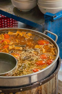 Bir kap Vietnam yengeci ezmesi ve domates çorbası.