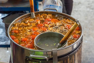 Sokak yemekçisinde Vietnam çöreği çorbası.