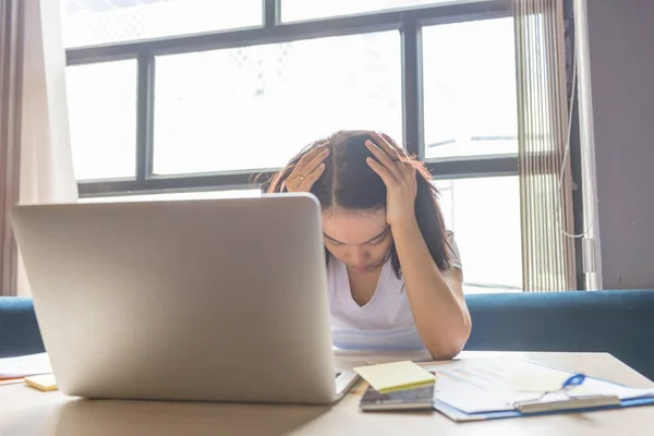 Freelancer cansado segurando cabeça se sentir estressado sobre o trabalho — Fotografia de Stock