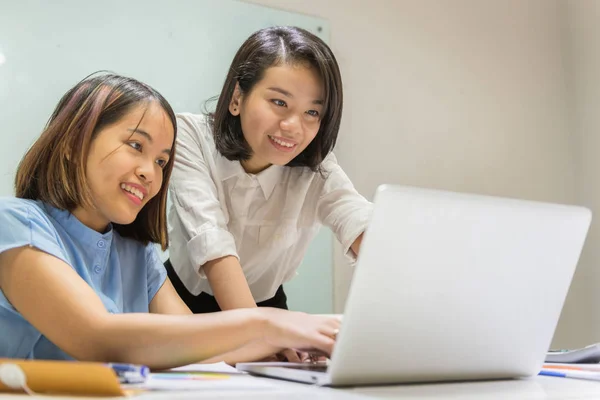 Asiatische Mitarbeiter arbeiten im Team zusammen — Stockfoto