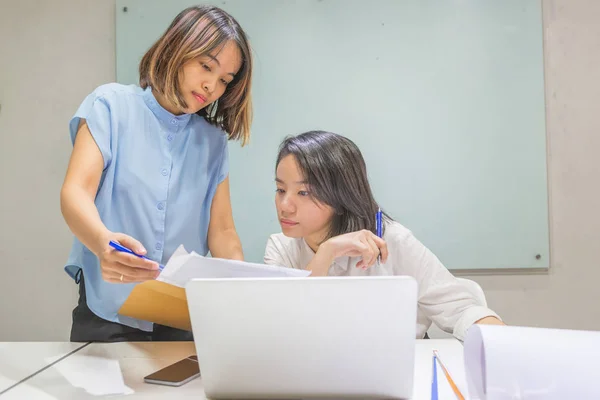 Asiático oficina damas discutir acerca de financiero informe — Foto de Stock