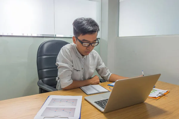 Σοβαρός επιχειρηματίας που διαβάζει οικονομικό έγγραφο στο γραφείο — Φωτογραφία Αρχείου