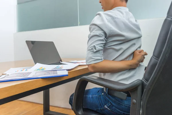 Trabajador de oficina con dolor de espalda sentado frente a la computadora portátil —  Fotos de Stock