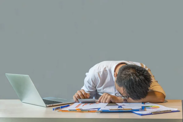 Utmattad affärsman sover på ekonomisk dokument rapport — Stockfoto