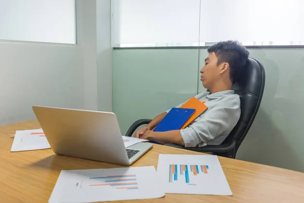 Κουρασμένος Ασιάτης επιχειρηματίας αρπάζει έγγραφα και αποκοιμιέται στο χώρο εργασίας — Φωτογραφία Αρχείου