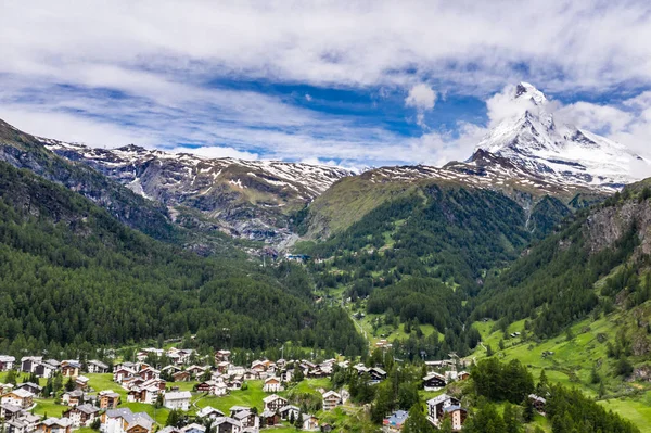 Krásná letecká scenérie Zermatt Valley a Matterhorn Peak, Švýcarsko — Stock fotografie
