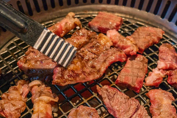 Cocina japonesa barbacoa rebanadas de carne marinada a la parrilla en la estufa de carbón — Foto de Stock