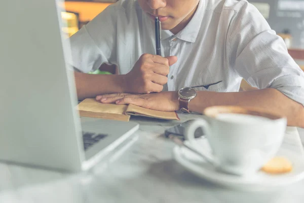 Primer plano de la pluma milenaria mirando su cuaderno — Foto de Stock