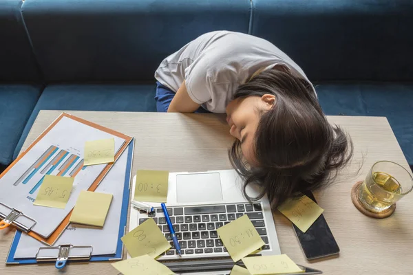 Jovem freelancer exausto adormecer na mesa — Fotografia de Stock