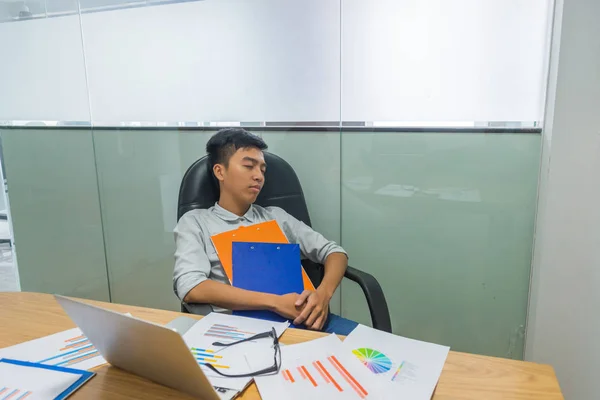 Ofiste uyuyan Asyalı ofis çalışanı. — Stok fotoğraf