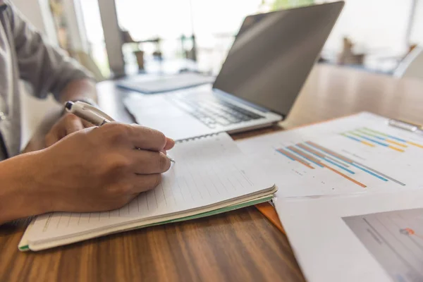 Vista lateral de hombre joven escritura a mano en notas — Foto de Stock