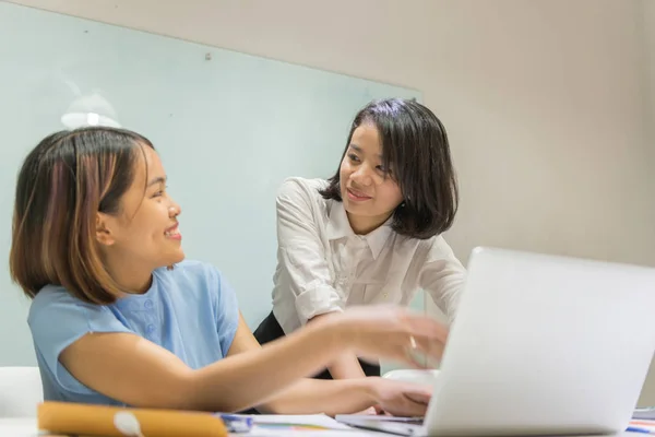 Empleados asiáticos discuten sobre trabajo en el lugar de trabajo — Foto de Stock