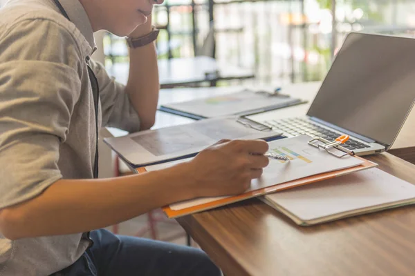 Kontorsman som kontrollerar rapportens finansiella nummer — Stockfoto