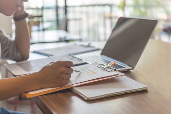 Office man läsa finansiella dokument på arbetsplatsen — Stockfoto