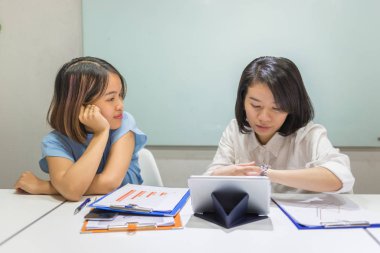 Asyalı ofis çalışanları ofiste birbirleriyle konuşurlar