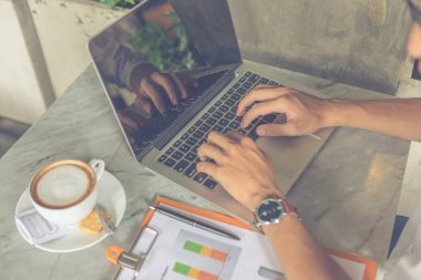 Dizüstü bilgisayarda çalışan adamın fotoğrafını kapat.