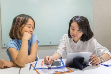 Asyalı ofis çalışanı mali verileri kontrol ediyor