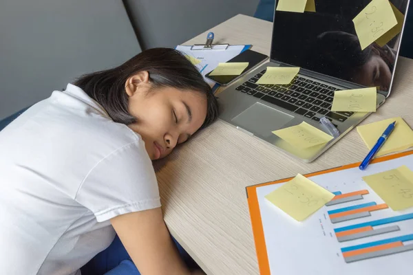 Jovem mulher de escritório cansado com muitos problemas financeiros — Fotografia de Stock
