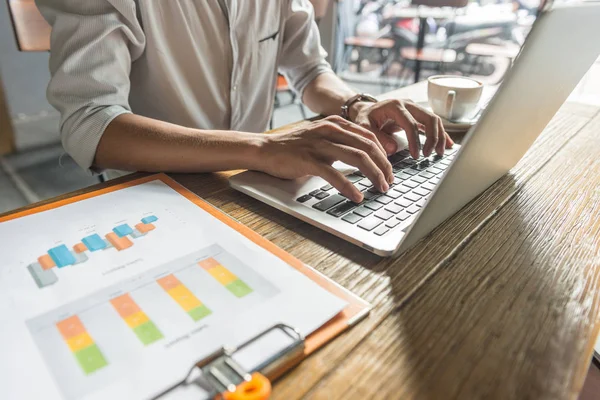 Jungunternehmer arbeitet morgens am Laptop — Stockfoto