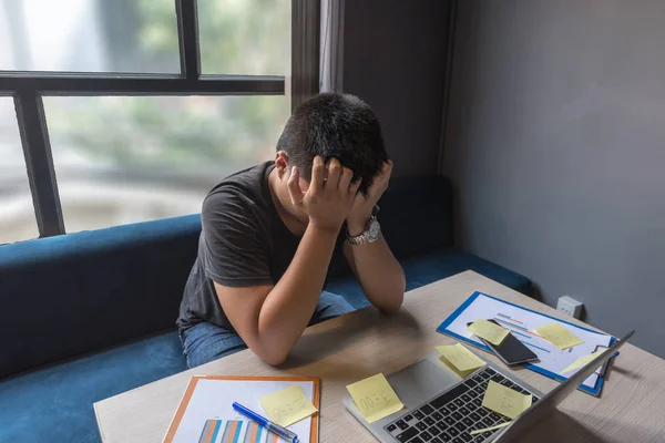 Uomo d'affari stanco si sentono mal di testa e stressato per il problema finanziario — Foto Stock