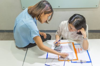 Asyalı ofis çalışanları mali verileri kontrol ediyorlar