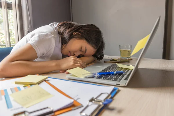 Mulher cansada fazendo horas extras dormindo no local de trabalho — Fotografia de Stock