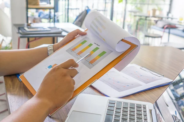 Asian employee checking sales report in office — 스톡 사진