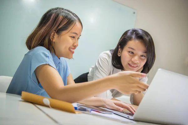 Equipo de negocios compartiendo ideas y discutiendo entre sí —  Fotos de Stock