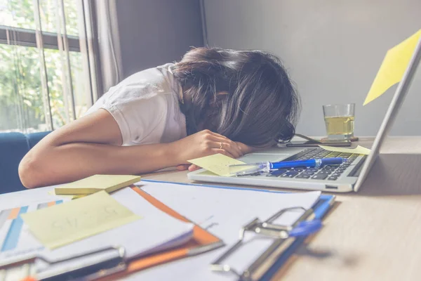 Mulher exausta adormece no local de trabalho desorganizado na hora do almoço — Fotografia de Stock
